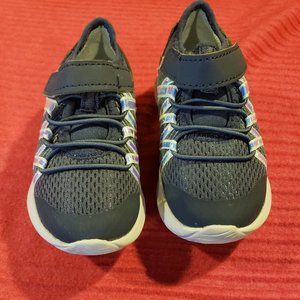 Girls size 8 gym shoes